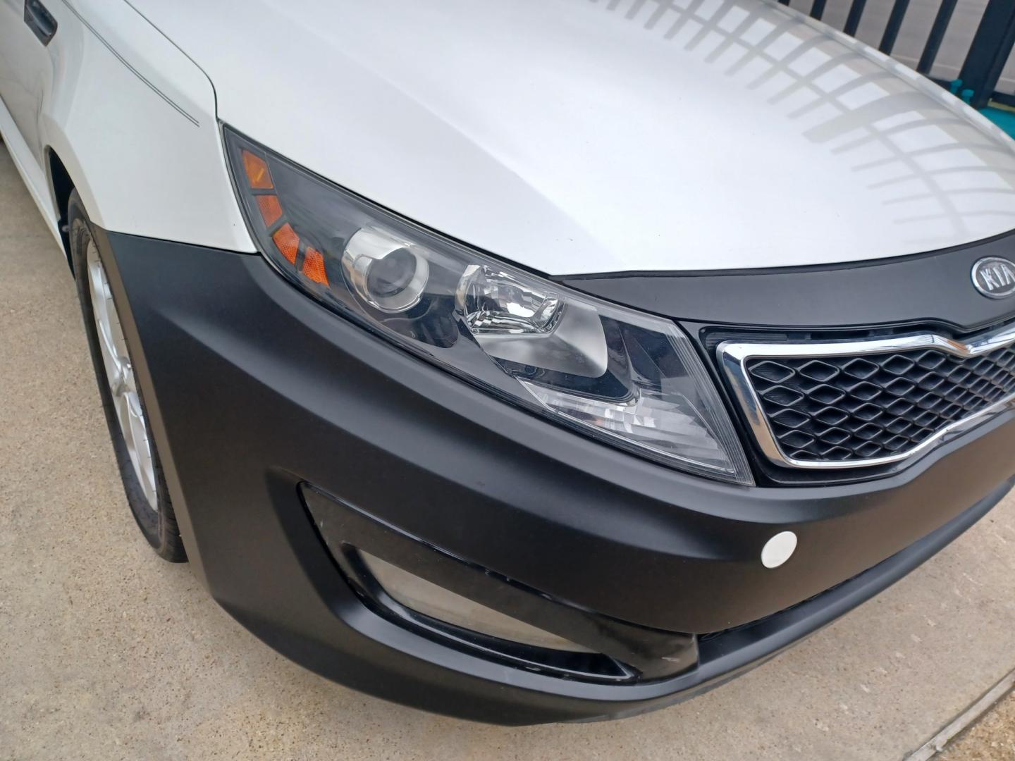 2011 WHITE /BLACK Kia Optima SX (KNAGR4A68B5) with an 2.4L L4 DOHC 16V TURBO engine, 6-Speed Automatic transmission, located at 2001 E. Lancaster, Ft. Worth, 76103, (817) 336-7000, 32.746181, -97.301018 - Photo#2